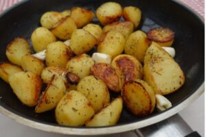 Batata sauté douradinha com queijo parmesão e salsinha