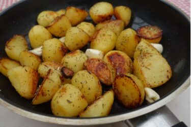 Batata sauté douradinha com queijo parmesão e salsinha