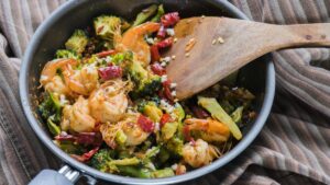 Camarão Salteado com Legumes