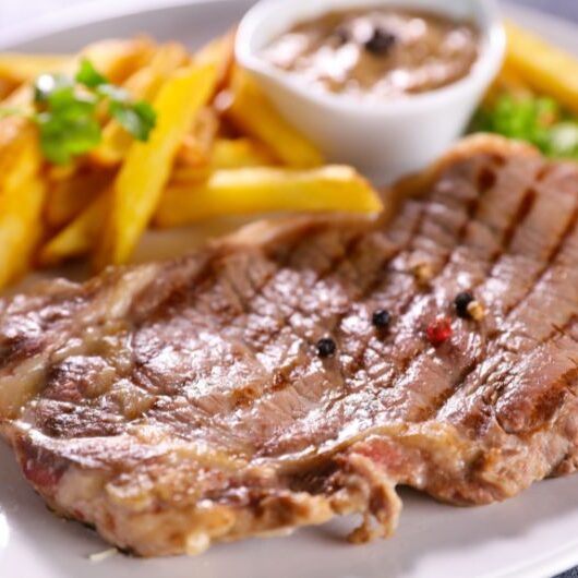 Bife na airfryer pronto para servir