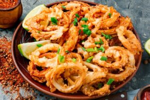 Anéis de cebola crocante dourados e prontos para servir