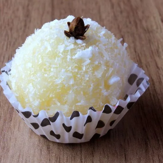 Beijinho doce tradicional decorado com cravo-da-índia em forminhas coloridas.