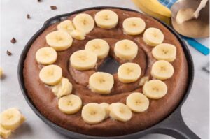 Bolo de banana na frigideira servido em fatias