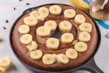 Bolo de banana na frigideira servido em fatias