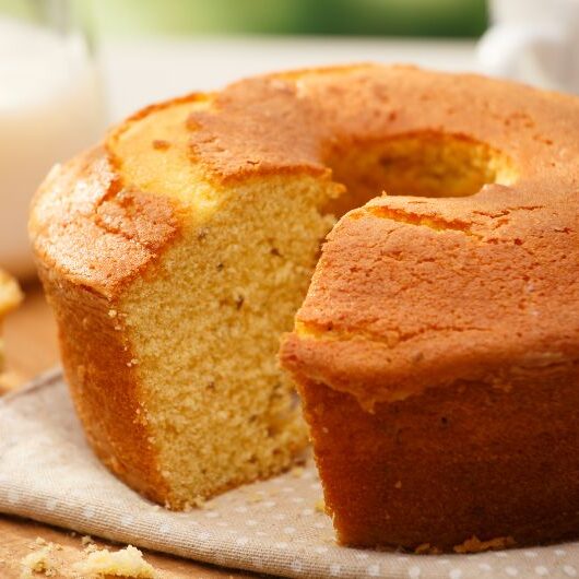 Bolo na airfryer simples e pronto para servir