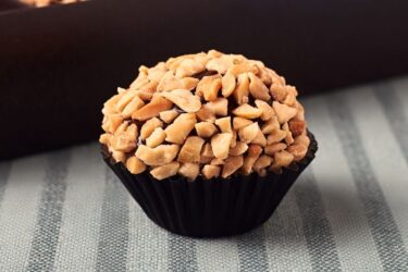 Brigadeiro com Amendoim - Receita de brigadeiro de amendoim simples e deliciosa, perfeita para festas e ocasiões especiais.