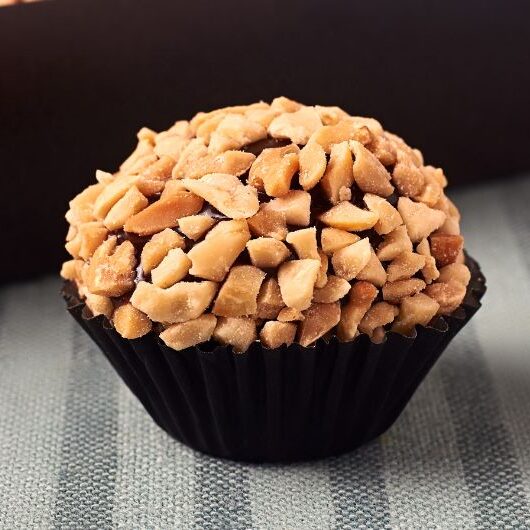 24 Receitas de Docinhos para Festa Fáceis, Econômicos e Irresistíveis 12 Brigadeiro com Amendoim - Receita de brigadeiro de amendoim simples e deliciosa, perfeita para festas e ocasiões especiais.