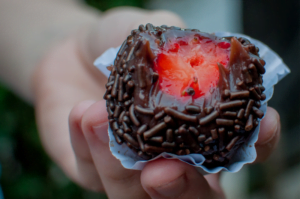 Brigadeiro com morango enrolado em granulado, pronto para servir