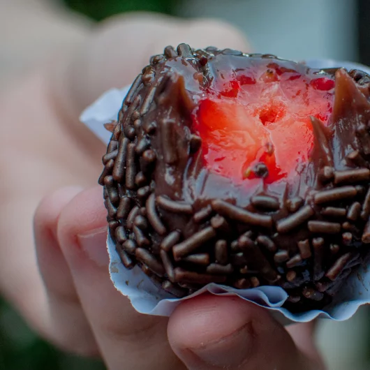 Brigadeiro com morango enrolado em granulado, pronto para servir