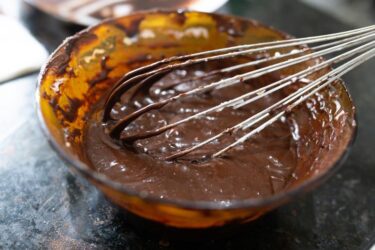 Brigadeiro de colher cremoso em uma tigela, pronto para servir