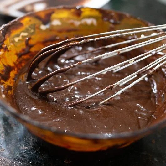 Brigadeiro de colher cremoso em uma tigela, pronto para servir