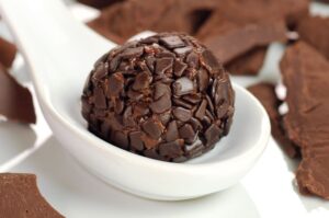 Brigadeiro gourmet enrolado em granulado, pronto para servir