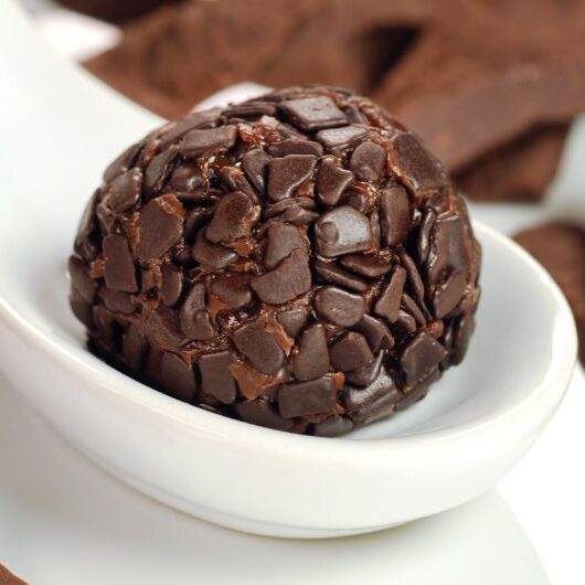 24 Receitas de Docinhos para Festa Fáceis, Econômicos e Irresistíveis 6 Brigadeiro gourmet enrolado em granulado, pronto para servir