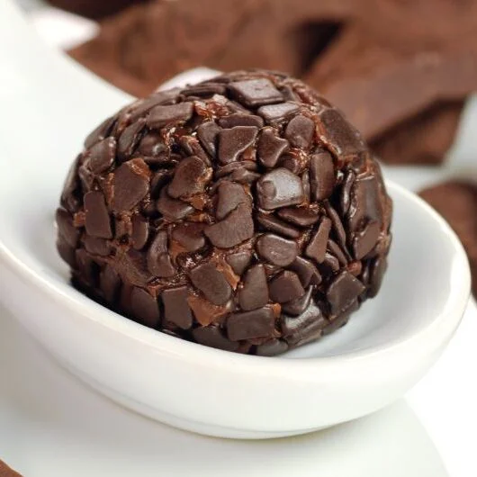 Brigadeiro gourmet enrolado em granulado, pronto para servir