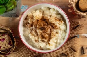 Canjica doce cremosa (Mungunzá) - Receita tradicional brasileira com milho, leite de coco e leite condensado.