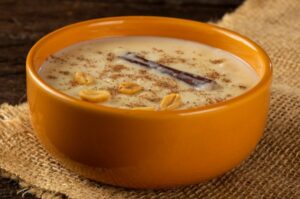 Canjica doce com amendoim - Receita tradicional brasileira de canjica com leite e amendoim.