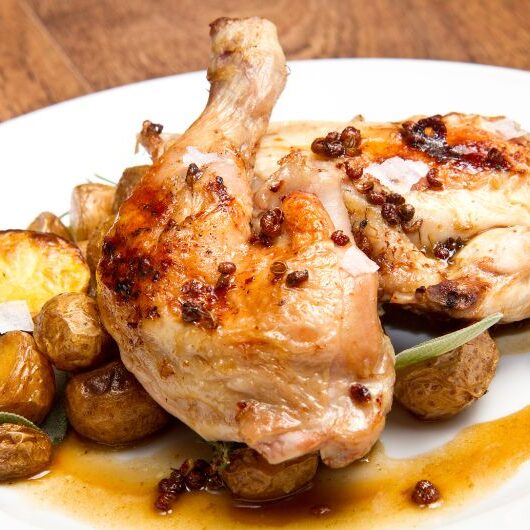 Frango assado na cerveja com batatas