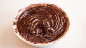 Ganache de chocolate em pó cremosa em uma tigela