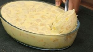 Gelado de abacaxi em um refratário transparente