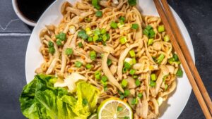 Macarrão com shimeji e cebolinha