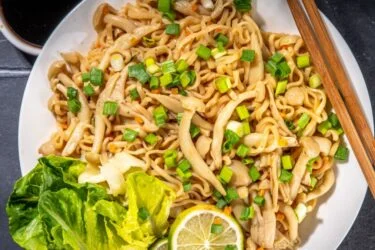 Macarrão com shimeji e cebolinha