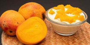 Mousse de manga servido em taças decoradas com pedaços de manga