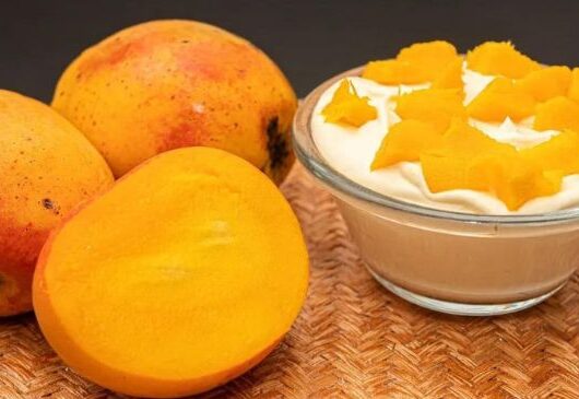 Mousse de manga servido em taças decoradas com pedaços de manga