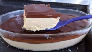 Mousse de maracujá trufado em taças decoradas com chocolate