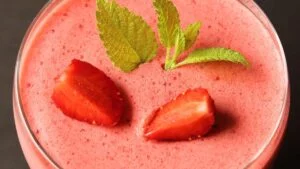 Mousse de morango simples servida em taças