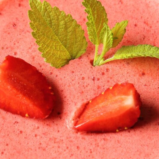 Mousse de morango simples servida em taças