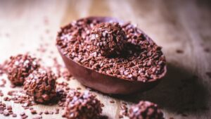 Ovo de Páscoa trufado com brigadeiro decorado