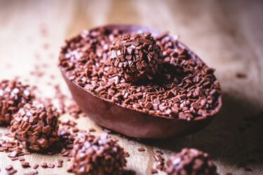 Ovo de Páscoa trufado com brigadeiro decorado