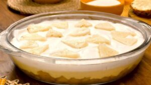 Pavê de abacaxi decorado com coco ralado e pedaços de abacaxi