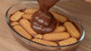 Pavê de chocolate cremoso decorado com raspas de chocolate