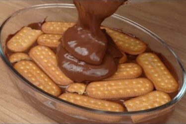 Pavê de chocolate cremoso decorado com raspas de chocolate