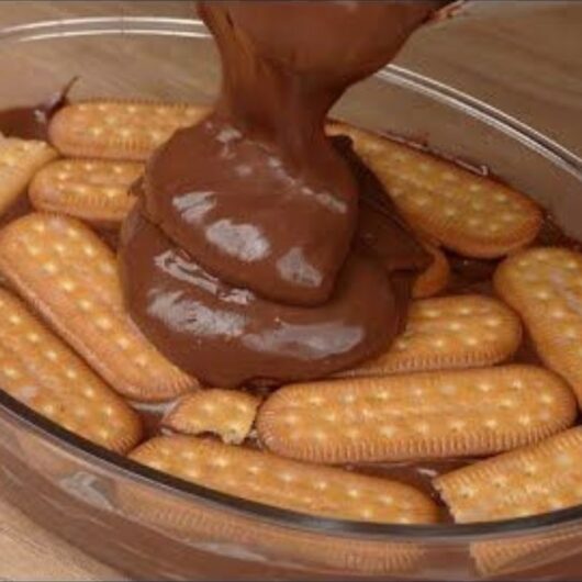 10 Receitas de Pavê Fáceis e Irresistíveis Para Qualquer Ocasião 3 Pavê de chocolate cremoso decorado com raspas de chocolate