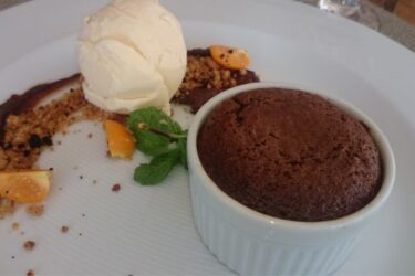 Petit Gateau de Microondas com Sorvete