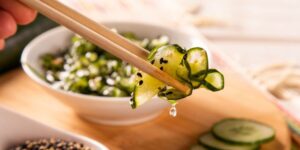 Sunomono de pepino com gergelim