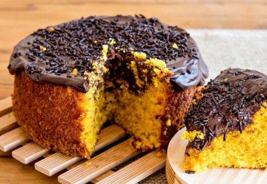 Bolo de cenoura na Airfryer com cobertura de chocolate