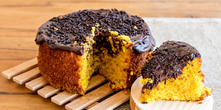 Bolo de cenoura na Airfryer com cobertura de chocolate