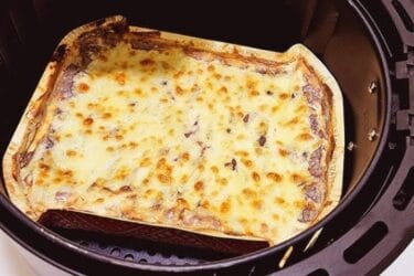 Lasanha congelada na Airfryer com queijo derretido