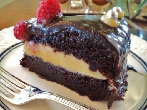 Bolo de Chocolate com Recheio de Brigadeiro Branco