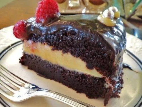 Bolo de Chocolate com Recheio de Brigadeiro Branco