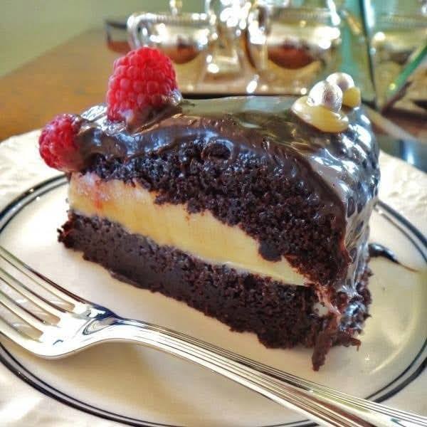 Bolo de Chocolate com Recheio de Brigadeiro Branco