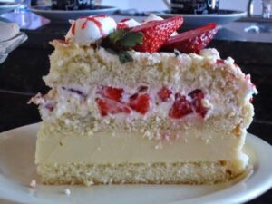 Bolo Alpes Suíços com Morangos decorado com chantilly e morangos frescos.