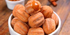 Churros caseiros fritos e polvilhados com açúcar e canela