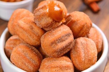 Churros caseiros fritos e polvilhados com açúcar e canela