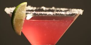 Taça de Cosmopolitan decorada com casca de laranja
