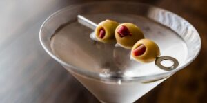 Taça de Dry Martini com azeitona e casca de limão-siciliano