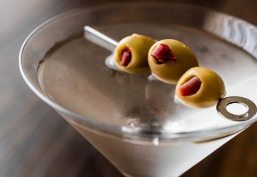 Taça de Dry Martini com azeitona e casca de limão-siciliano